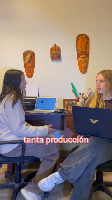 Maia y Valentina trabajando con sus computadoras en el estudio