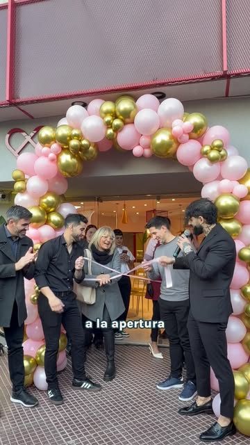 Corte de cinta en la apertura de MaRoClá Pâtisserie, con un arco de globos rosas y dorados